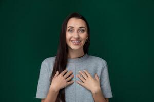 mujer participación manos juntos y sonriente foto