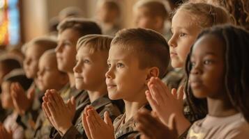 niños en camuflaje uniformes con manos juntos en oración foto