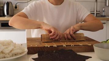 disfrutar un de cerca Mira a preparando Sushi a hogar. esta atractivo tutorial vitrinas laminación tecnicas, Fresco ingredientes, y fácil pasos a crear sabroso Sushi rollos video