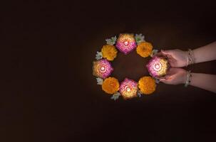manos participación diwali velas rodeado por flores foto