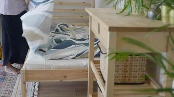 haciendo un cama con un acogedor edredón en un moderno dormitorio video