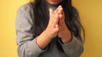 på vilket sätt till prestera en enkel hand applåder Metod korrekt video