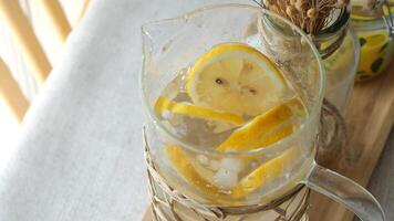 erfrischend Zitrone Wasser im ein Glas Krug mit Eis video