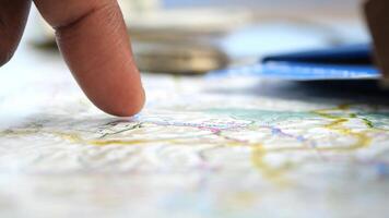 navigerande med en Karta. närbild av en finger pekande video