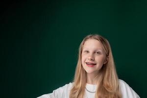 mujer en blanco camisa en verde antecedentes foto