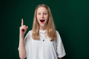 mujer haciendo gracioso cara mientras participación paz firmar foto