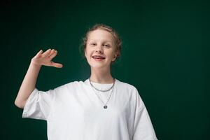 mujer en blanco camisa haciendo paz firmar foto