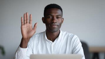 africano americano hombre en sereno contemplación levanta mano, simbolizando armonía y sabiduría, resonando con kwanzaas unidad y dia Delaware la raza foto