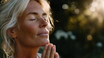 mujer practicando atención plena en naturaleza durante dorado hora con pacífico expresión y cerrado ojos foto