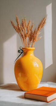 un amarillo florero con trigo en eso foto