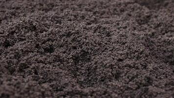 liquido schiuma calcestruzzo massetto e cemento massetto siamo versato e differenza, con visibile increspature e turni come il Materiale flussi e si assesta in un' uniforme strato. video