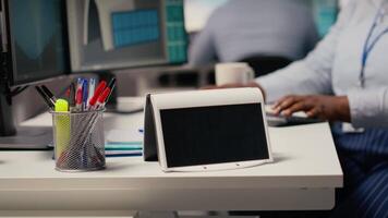 stänga upp av sol- driven enhet i rd arbetsplats designad förbi ingenjör arbetssätt på grön energi teknologi. sol- grej prototyp på teknik kontor skrivbord skapas förbi produkt designer, kamera b video