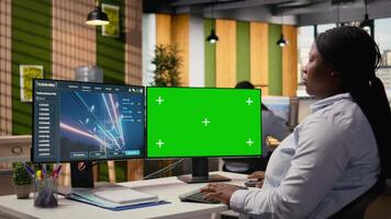 ingenjör i kontor använder sig av elektrisk rutnät infrastruktur data på grön skärm pc till do energi revisioner. rd avdelning experter utseende på överföring torn analys på krom nyckel dator, kamera en video