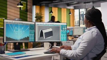 leende ingenjör i kontor nöjd efter utvecklande innovativ sol- driven enhet design. Lycklig rd avdelning expert- nöjd med sol- grej miljö- bevarande effektivitet, kamera en video