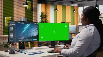 ingenjör utseende på kraft rader analys instrumentbräda på isolerat skärm pc som visar metrik. afrikansk amerikan kvinna användningar attrapp dator i kontor Begagnade till analysera överföring torn sensor data, kamera en video