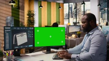 engenheiro usando verde tela brincar pc para crio avançado solar célula tecnologia verde energia gadget. homem testes solar painel luminária protótipo em croma chave computador para maximizar poder saída, Câmera uma video