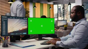 ingenjör Arbetar på kraft linje torn cad design på isolerat skärm pc i kontor. rd avdelning expert- användningar programvara på attrapp dator till optimera överföring torn system, kamera en video