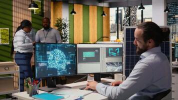 hållbarhet rd specialist användningar neuralt nätverk tech till design produktion rader för sol- panel hopsättning. anställd användningar djup inlärning till förbättra sol- celler, förbättra rena energi produktion, kamera en video