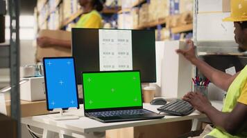 enorm distribution Centrum arbetstagare verifierande paket detaljer med isolerat visa, hantering beställa bearbetning i e-handel uppfyllelse Centrum. stor företag detaljhandeln industriell operationer. kamera b. video