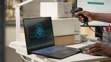 kille använder sig av ai och scanner på awb frakt etiketter för spårning info med hjärna automatisering, paket spårning programvara på en bärbar dator närliggande. uppkopplad handla med neuralt nät Stöd. kamera b. video