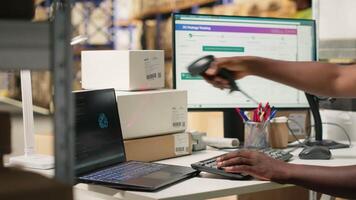 zwart werknemer werken met ai gereedschap naar verbeteren pakket bijhouden efficiëntie, gebruik makend van machine aan het leren en pakket bijhouden info naar ervoor zorgen naadloos distributie operaties in magazijn. camera b. video