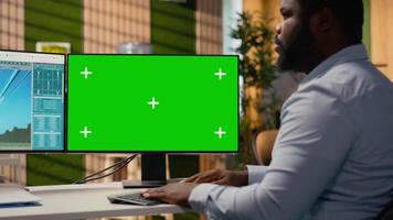 tekniker Arbetar på kraft linje torn cad design på grön skärm pc i kontor. rd avdelning arbetstagare användningar program på krom nyckel dator till optimera överföring torn system, kamera b video