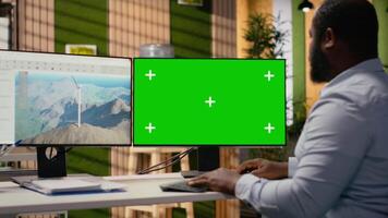 técnico trabajos en viento turbina canalla diseño utilizando verde pantalla ordenador personal, haciendo renovable energía investigación. rd especialista lo hace digital modelado de viento energía generador equipo en Bosquejo computadora, cámara si video