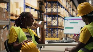 svart lager tjänstemän team övervaka paket status via spårning info på dator, arbetssätt i logistik Centrum för distribution operationer. hantera lager och avsändande protokoll. kamera b. video