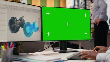 ingenjör använder sig av cad app på grön skärm attrapp dator till minska kol fotavtryck av vind turbiner. rd kontor professionell uppgradering eco vänlig väderkvarn delar på krom nyckel pc, kamera b video