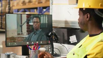 lager kontorist möte på webb ring upp med chef på dator, överföring beställa sändning detaljer för skiften innan distribution. svart man och vd på avlägsen videokonferens. kamera b. video