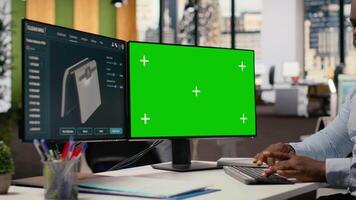 ingegnere utilizzando verde schermo modello pc per creare Avanzate solare cellula tecnologia verde energia gadget. uomo test solare pannello lampada prototipo su croma chiave computer per aumentare al massimo energia produzione, telecamera B video
