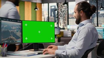 lavoratore usi verde schermo modello pc per ottimizzare Avanzate vaffanculo vento azienda agricola disposizione, valorizzare pulito energia produzione. tecnico usi croma chiave computer per fare futuristico vento turbina simulazione, telecamera B video