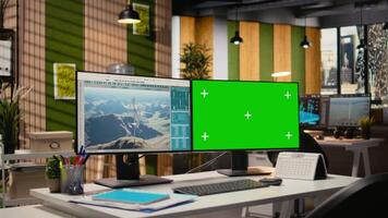 futuristico mulino a vento prototipo simulazione su verde schermo modello pc nel ricerca e sviluppo ufficio. Il prossimo generazione verticale vento turbina planimetria su mascalzone Software su croma chiave computer video