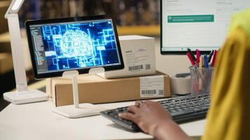 mujer usos software para orden Procesando automatización, avanzado neural redes nube informática sistema asegura paquete o empaquetar rastreo con un computadora en almacén con bastidores cámara b. video