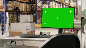 uppfyllelse Centrum med kopia Plats skärm stödjande uttrycka leverans och beställa bearbetning med en scanner på de skrivbord, stor företag operationer med pålitlig logistik och förpackning. video
