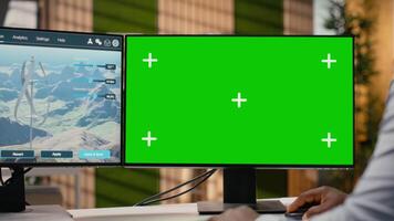 tekniker arbetssätt på trogen vind turbin begrepp på isolerat skärm pc designad för rena energi produktion. man i kontor användningar krom nyckel dator till forskning skärande kant vawt innovation, kamera b video