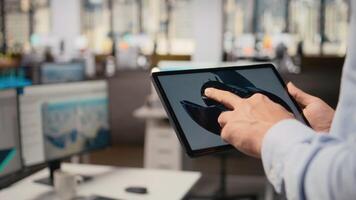 stänga upp av forskare analyserar turbin komponent på läsplatta till maximera hållbarhet. cad designer användningar app på enhet till förfina blad aerodynamik, öka rena energi produktion, kamera en video