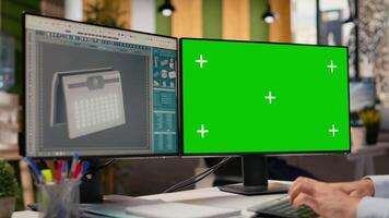 stänga upp av tekniker använder sig av grön skärm attrapp pc till skapa sol- driven enhet design med grön energi. rd expert- användningar krom nyckel dator, skapande eco sol- grej prototyp, kamera b video