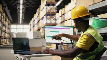 schwarz Mitarbeiter funktioniert mit ai Werkzeuge zu verbessern Paket Verfolgung Effizienz, mit Maschine Lernen und Paket Verfolgung die Info zu dafür sorgen nahtlos Verteilung Operationen im Lagerhaus. Kamera a. video