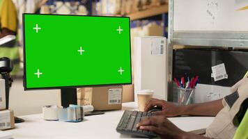 Mann beaufsichtigen Verteilung Aktivität und Protokolle mit Attrappe, Lehrmodell, Simulation auf PC, Arbeiten auf groß Rahmen industriell Operationen zum Verkauf E-Commerce Industrie. Lagerhaus mit Kisten auf Gestelle. Kamera b. video