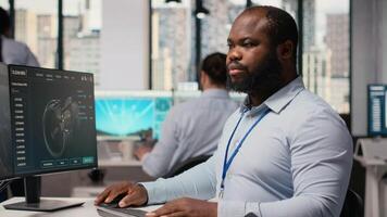 ingegnere nel ufficio Lavorando su vento turbina mascalzone disegno, fare sostenibile energia ricerca. rd Dipartimento esperto fare digitale modellismo di vento energia Generatore infrastruttura utilizzando Software, telecamera B video