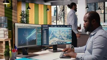 anställd använder sig av elektrisk rutnät optimering verktyg med vind bruka layout modellering programvara till förbättra rena energi system. ingenjör håller på med kraft rader och trogen vind turbin simuleringar, kamera en video