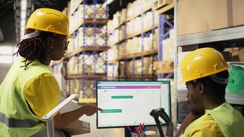 uppfyllelse Centrum personal uppdatering de paket spårning programvara med rutt information för kunder, övervaka e-handel order för uttrycka leverans. avsändande samordning. kamera a. video