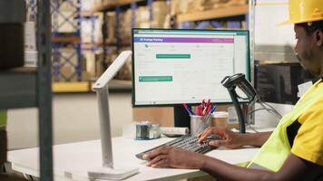 svart logistik arbetare team hantering frakt spårning på pc programvara, säkerställa uttrycka leverans för lådor med frakt etiketter. industriell e-handel distribution operationer i handling. kamera b. video