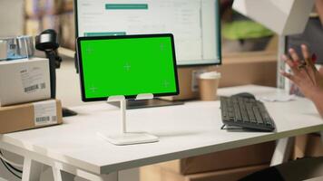 afrikansk amerikan personal kontroll kartong lådor med krom nyckel på dator, övervakning paket status och sändning rutt via luftväg räkningen tal på pc programvara. kvinna i Hej vis väst. kamera b. video