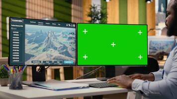 ingenjör användningar grön skärm attrapp pc till do rena energi produktion teknologi testning. anställd användningar krom nyckel dator till do rd av skärande kant lösningar i förnybar energi sektor, kamera b video
