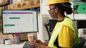 e-handel arbetstagare läser in awb taggar på frakt pallar för systemet registrering, använder sig av spårning info till uppdatering de paket status på dator programvara. uttrycka leverans av handelsvaror. kamera b. video