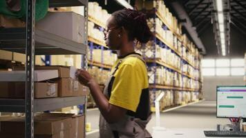 lager kontorist placering lim frakt etiketter på lådor i lagring rum depå, märkning paket med awb spårning tal till säkerställa sömlös uttrycka leverans och beställa bearbetning. kamera a. video