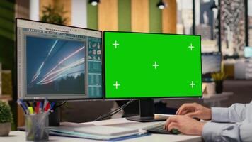 tekniker ser på kraft rader analys programvara gränssnitt på grön skärm pc som visar metrik. rd avdelning arbetstagare använder sig av attrapp dator till analysera elektrisk torn sensor data, kamera b video