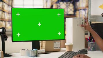 kvinna lager kontorist hantering sändning protokoll med kopia Plats på pc, arbetssätt på stor företag operationer för detaljhandeln industri. depå fylld med kartong lådor på ställ. kamera b. video